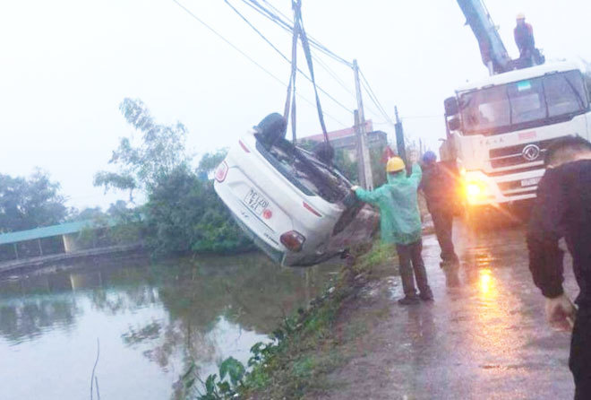 Thái Bình: Tài xế kịp mở cửa thoát hiểm khi xe hơi lao xuống hồ