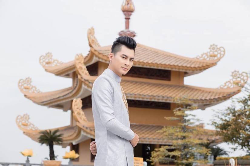 Lâm Khánh Chi mặc áo dài kết lông vũ lộng lẫy bên ông xã