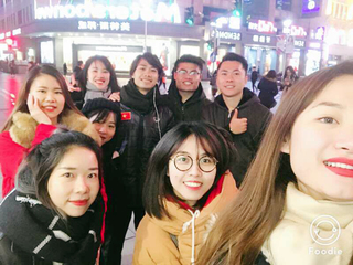 Công Phượng bị các hot girl quây kín tại Thượng Hải