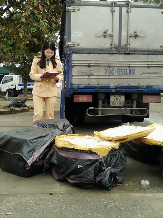 xe chở 200kg thịt lợn bốc mùi bị CSGT Thanh Hóa bắt giữ