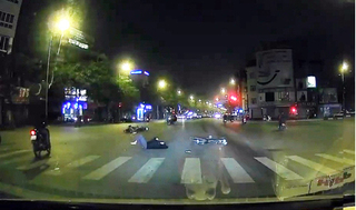 Xe máy vượt đèn đỏ phóng bạt mạng, tông văng phụ nữ sang đường