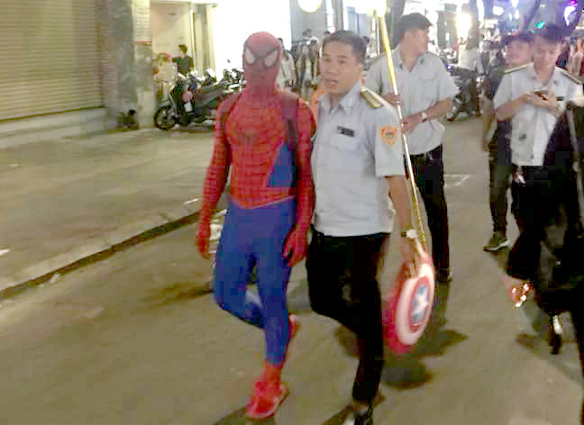 Vì sao 'người nhện' xuất hiện trên phố đi bộ Nguyễn Huệ bị xử phạt?
