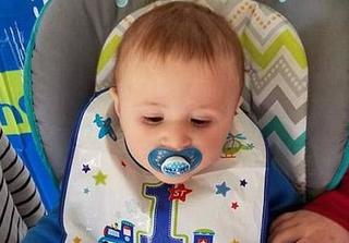 Vừa đón sinh nhật 1 tuổi, bé con đã chết thảm dưới bánh xe của mẹ