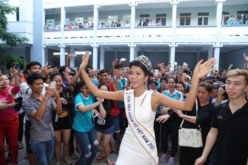 Hoa hậu H’hen Niê được chào đón nồng nhiệt khi về thăm trường cũ 2