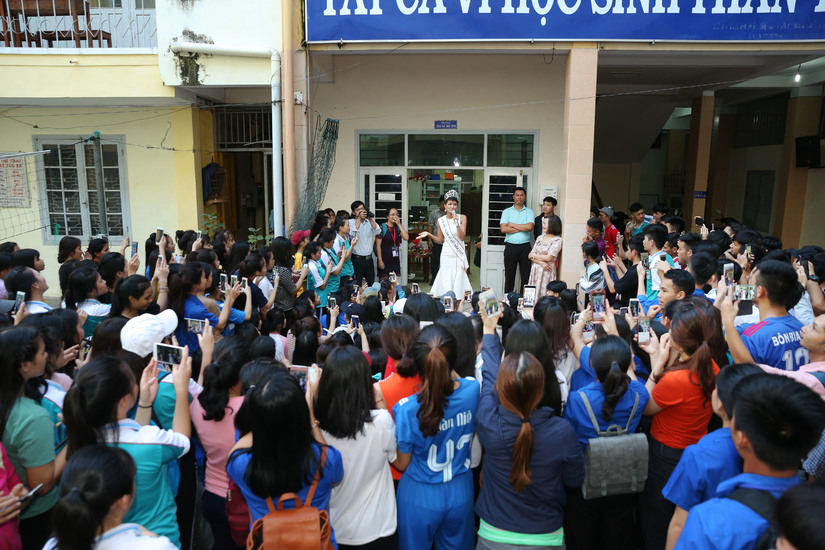 Hoa hậu H’hen Niê được chào đón nồng nhiệt khi về thăm trường cũ 5