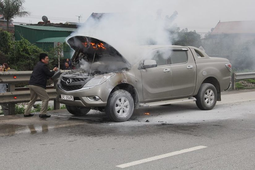 Nghệ An: Đang chạy trên đường, Mazda BT50 bất ngờ bốc cháy dữ dội