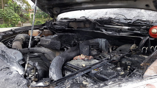 Nghệ An: Đang chạy trên đường, Mazda BT50 bất ngờ bốc cháy dữ dội 2