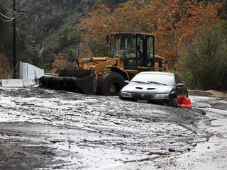 California: Dòng sông bùn ập tới, ít nhất 13 người chết