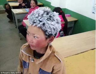Cậu bé vượt gió rét 5km đến trường, tóc đông đá dựng đứng đáng thương