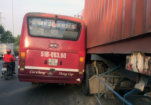 Xe buýt rượt đuổi container gây náo loạn giữa phố Sài Gòn 