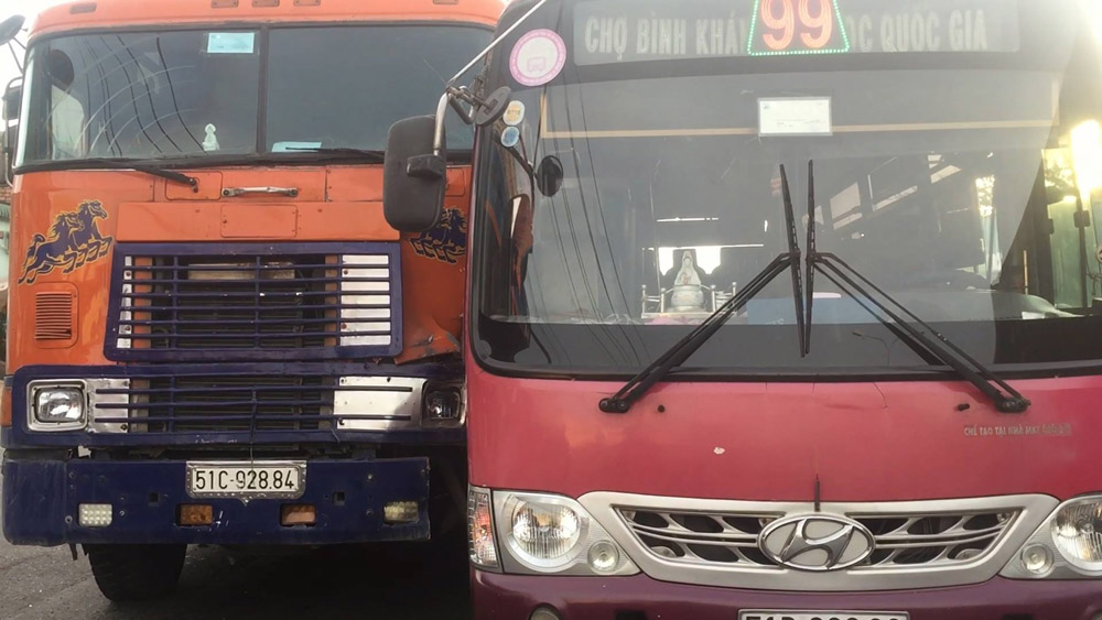 Xe buýt rượt đuổi container gây náo loạn giữa phố Sài Gòn 