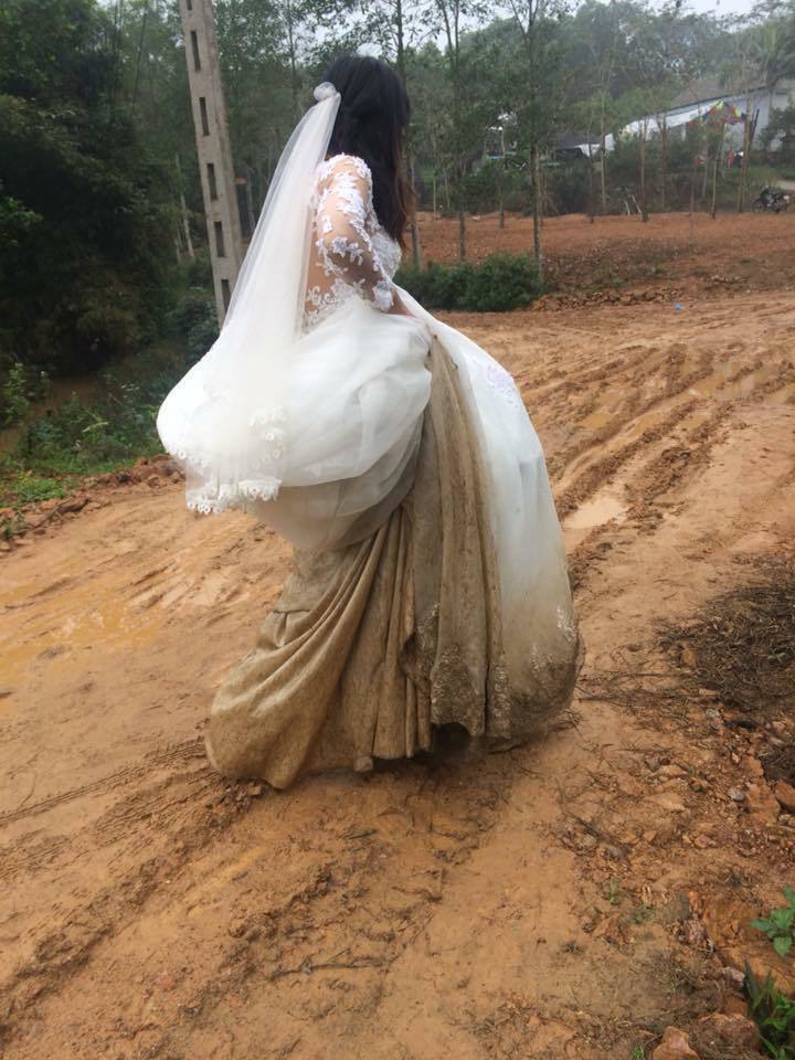 Cô dâu nâng chiếc váy cưới lấm lem bùn đất khiến ai cũng xót xa