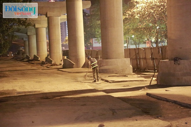Hà Nội: Người lao động vẫn miệt mài làm việc trong đêm lạnh buốt3