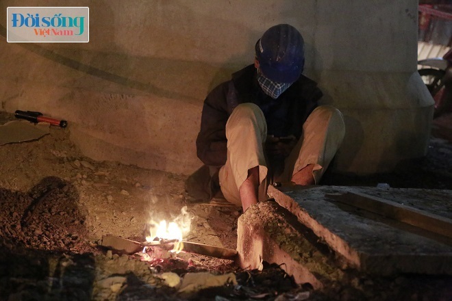 Hà Nội: Người lao động vẫn miệt mài làm việc trong đêm lạnh buốt4