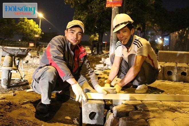 Hà Nội: Người lao động vẫn miệt mài làm việc trong đêm lạnh buốt5