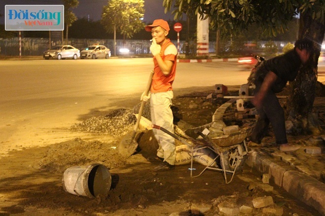 Hà Nội: Người lao động vẫn miệt mài làm việc trong đêm lạnh buốt6