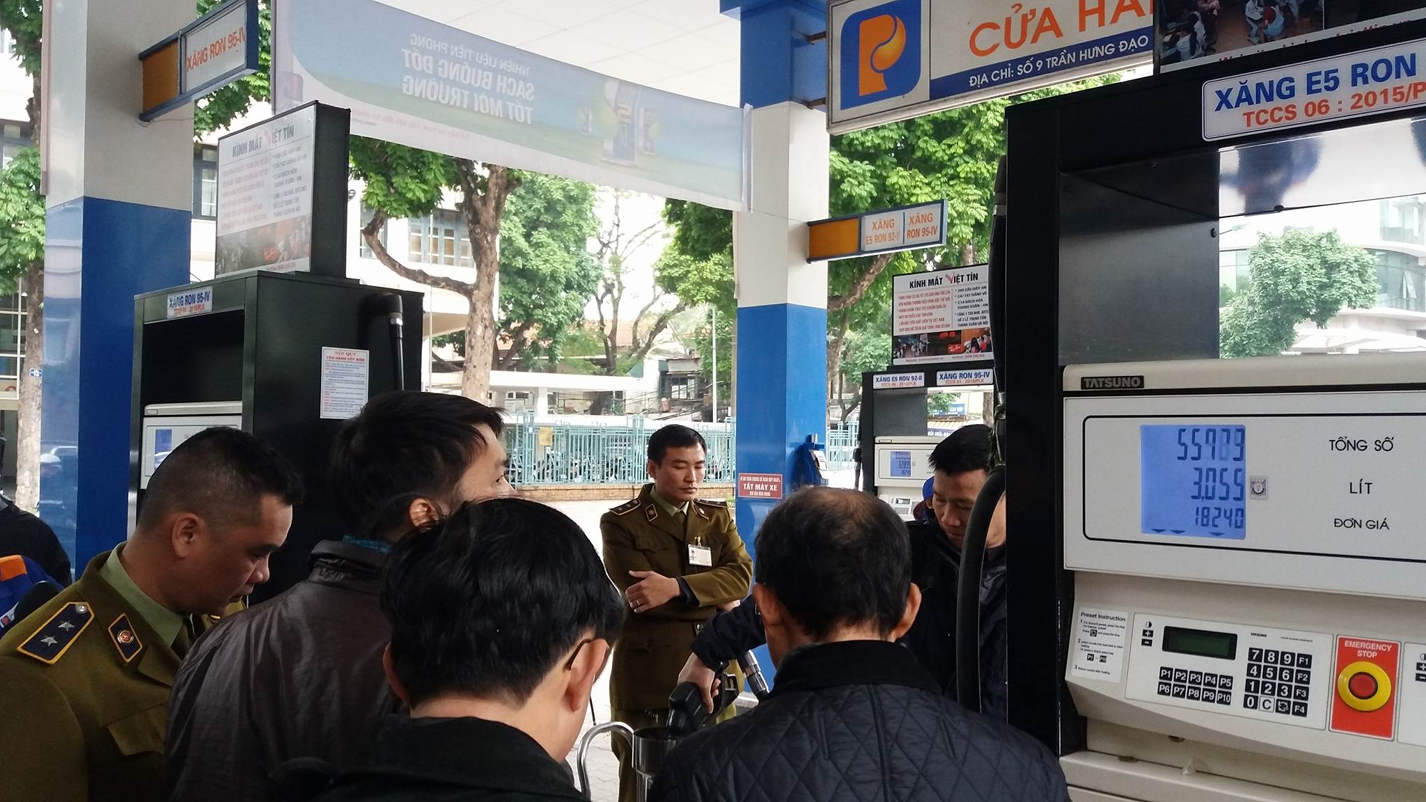 ​Lực lượng liên ngành đang tiến hành kiểm tra cửa hàng xăng dầu số 4 bị khách hàng phản ánh trên đường Trần Hưng Đạo