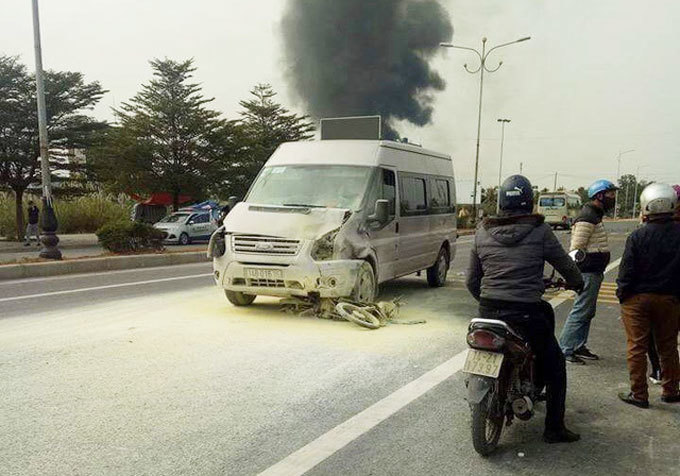 Quảng Ninh: Xe máy va chạm xe ô tô, 2 người thương vong 1