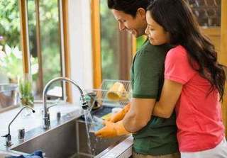 Lý do chồng “không giúp vợ làm việc nhà” khiến các bà vợ sung sướng