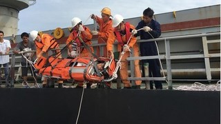Cứu 2 thuyền viên nước ngoài gặp nạn về Vũng Tàu