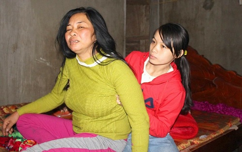 Người thân khóc ngất đón thi thể 2 nạn nhân sau vụ sập giàn giáo ở Lào