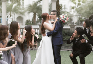 Em gái Trấn Thành tung ảnh cưới cực ấn tượng với bạn trai ngoại quốc