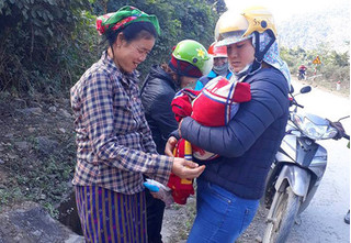 Bắc Giang: Nhóm giáo viên đỡ đẻ cho sản phụ ngay ven đường