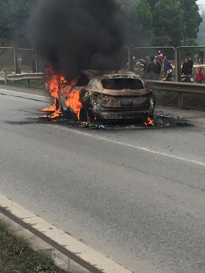 Xe Mazda 3 bốc cháy dữ dội trên cao tốc, một người bất tỉnh 