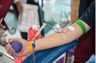 Vì sao máu hiến tình nguyện nhưng người bệnh vẫn mất tiền mua máu?