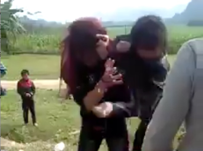 xôn xao clip đánh nữ sinh ở Con Cuông nghệ an