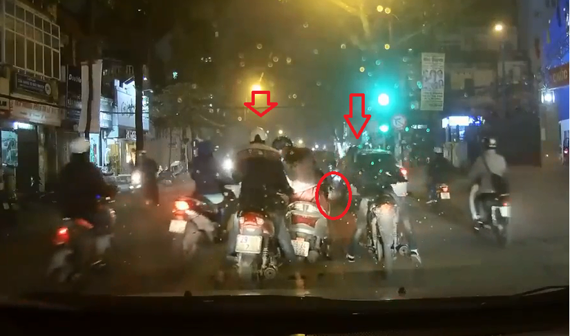 Hà Nội: Hai thanh niên dàn cảnh cướp túi tinh vi ngay giữa phố 2