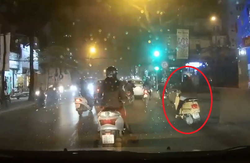 Hà Nội: Hai thanh niên dàn cảnh cướp túi tinh vi ngay giữa phố 3