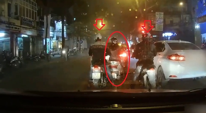 Hà Nội: Hai thanh niên dàn cảnh cướp túi tinh vi ngay giữa phố