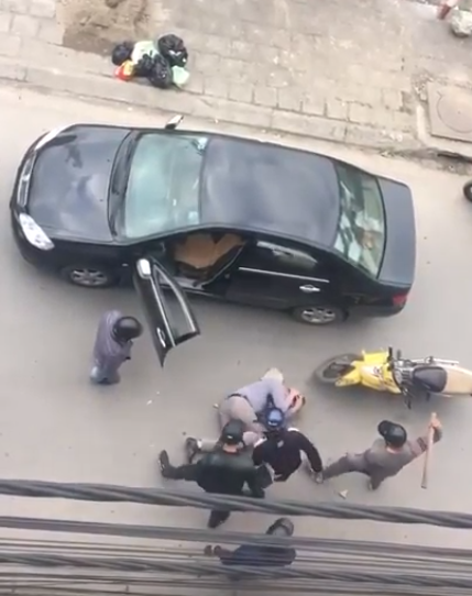 Xôn xao clip người đàn ông bị nhóm người hành hung ngay giữa đường