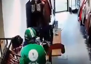 Thanh niên mặc áo Grab xịt dung dịch lạ vào mặt nhân viên để cướp tài sản