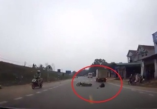 Thót tim xem clip người phụ nữ thoát chết sau cú tông của xe tải