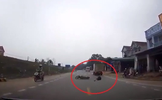 Thót tim xem clip người phụ nữ thoát chết sau cú tông của xe tải