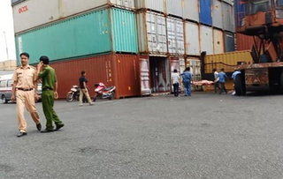 Tài xế bị thùng container đè tử vong trong cảng