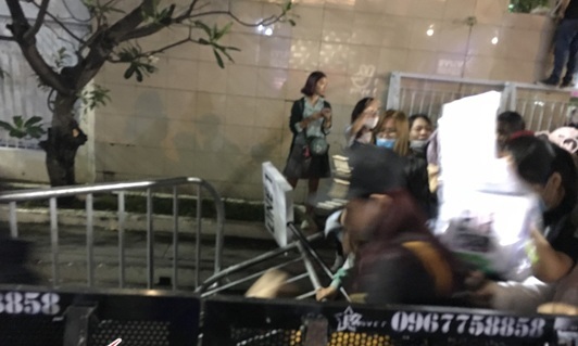 Fan chen lấn, té ngã, ngất xỉu vì gặp nhóm nhạc GOT7