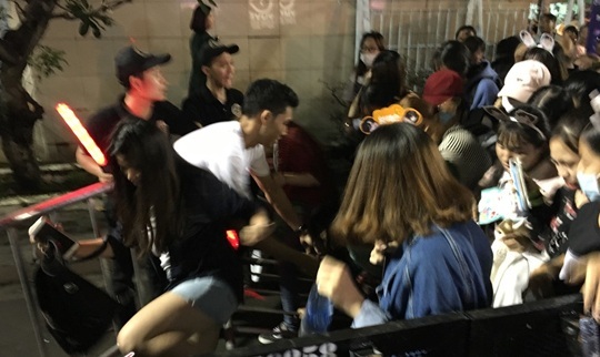 Fan chen lấn, té ngã, ngất xỉu vì gặp nhóm nhạc GOT7