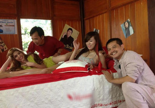 Hài Tết toàn hot girl khoe thân hở hang, vì sao vẫn cấp phép?