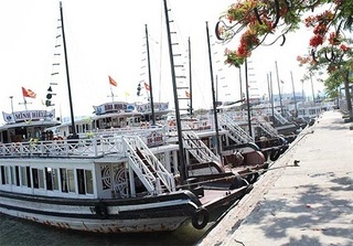 Đình chỉ hoạt động tàu du lịch “chặt chém” trên vịnh Hạ Long