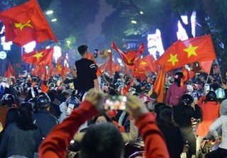 Đêm rực lửa của CĐV cả nước mừng chiến thắng của Đội tuyển Việt Nam
