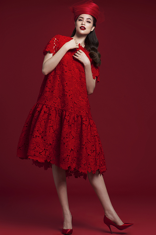 Hoa hậu Phạm Hương rực rỡ kiêu sa trong loạt đầm đỏ 11