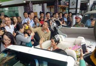 Ba mẹ và dân làng ra đón Hoa hậu H'Hen Niê trở về quê hương
