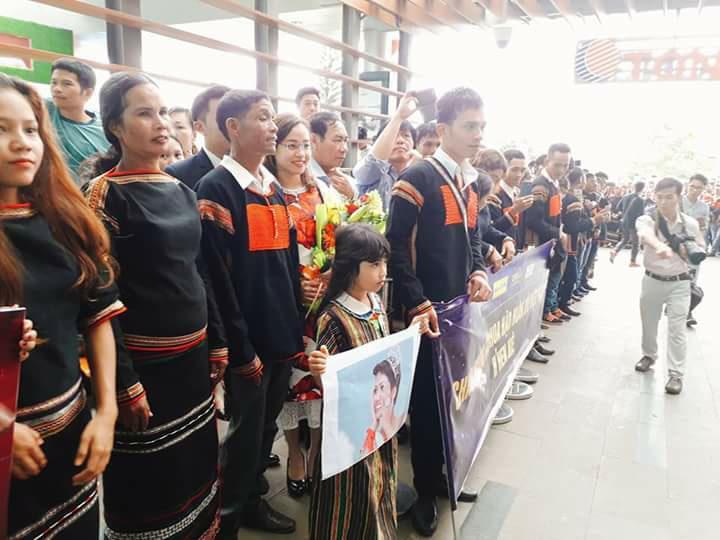 Ba mẹ và dân làng ra đón Hoa hậu H'Hen Niê trở về quê hương 4