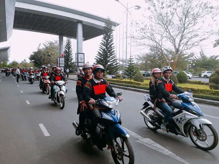 Ba mẹ và dân làng ra đón Hoa hậu H'Hen Niê trở về quê hương 7