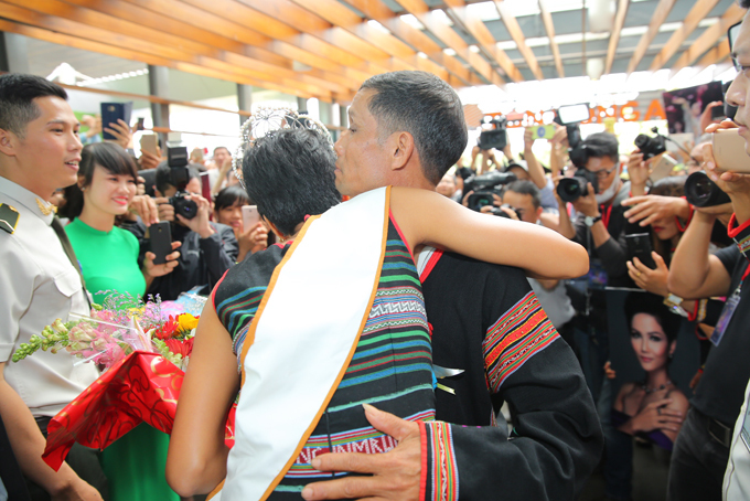 Ba mẹ và dân làng ra đón Hoa hậu H'Hen Niê trở về quê hương 17