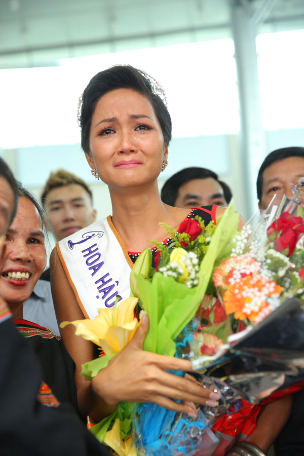 Ba mẹ và dân làng ra đón Hoa hậu H'Hen Niê trở về quê hương 15
