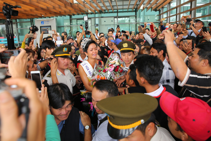 Hoa hậu H’Hen Niê được đưa về nhà bằng máy cày 3